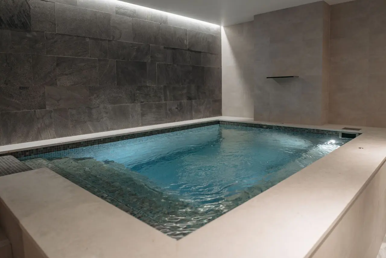 Piscine intérieure luxueuse du Belona Grandhotel